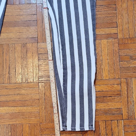 Bullhead Black and White Striped High-Rise Skinniest Jeans Size 9 Like New - Picture 8 of 12